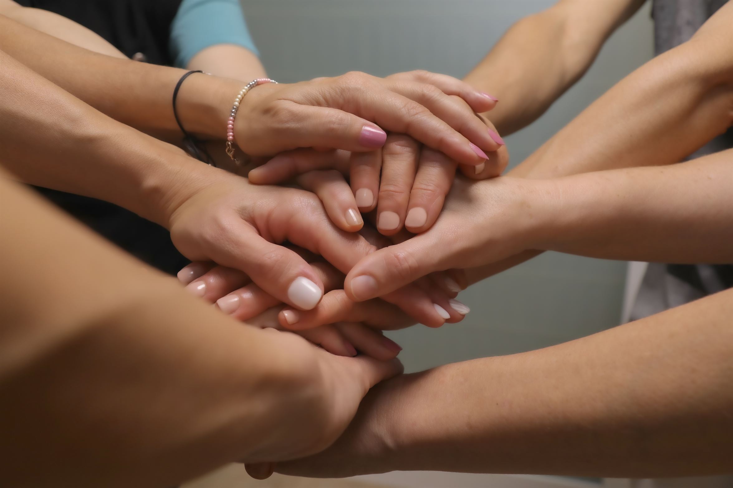 Foto mans de les col·laboradores del Taller